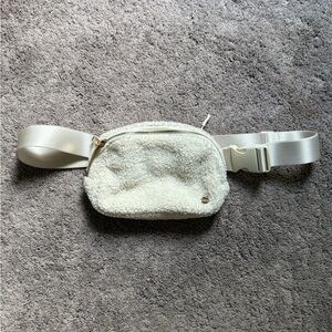 the darling effect sherpa belt bag